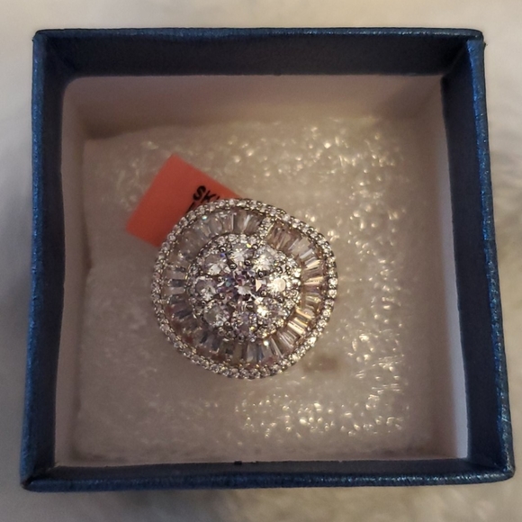 NWB - Beautiful Simulated Diamond Ring in Silverstone - Picture 6 of 7